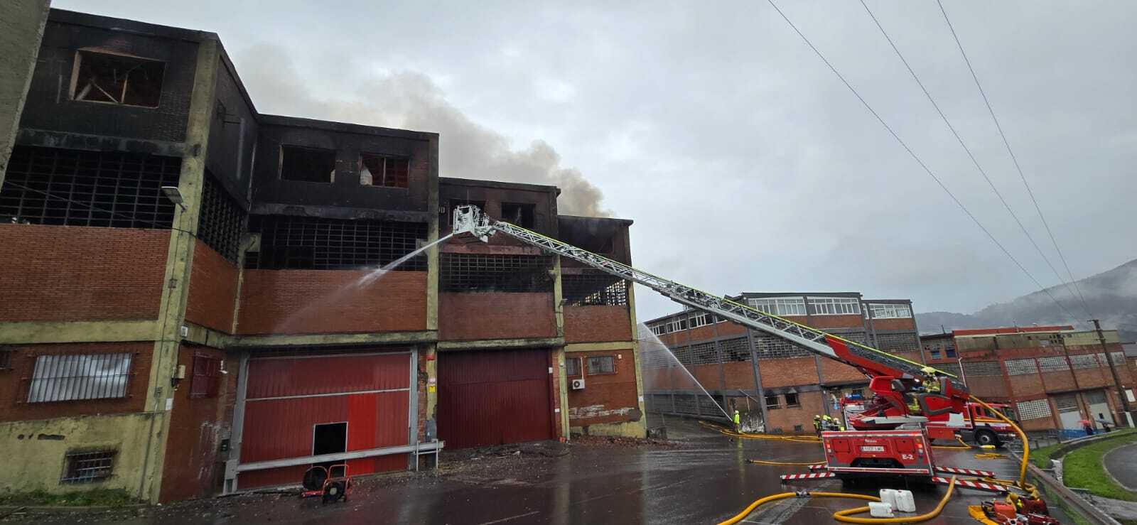 Imagen del incendio provocado en el polígono Atxukarro de Arrigorriaga | ONDA VASCA