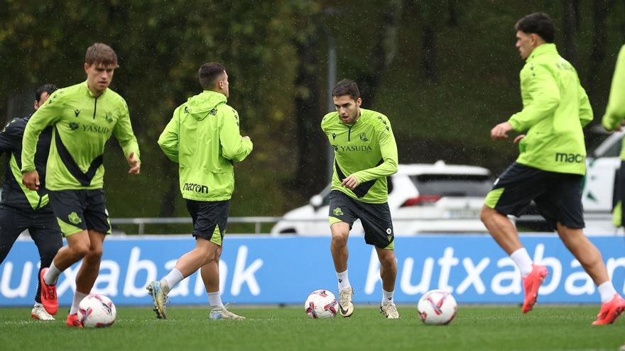 Arsen Zakharian, sobre el césped de Zubieta. REAL SOCIEDAD