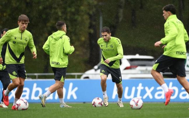 Arsen Zakharian, sobre el césped de Zubieta. REAL SOCIEDAD