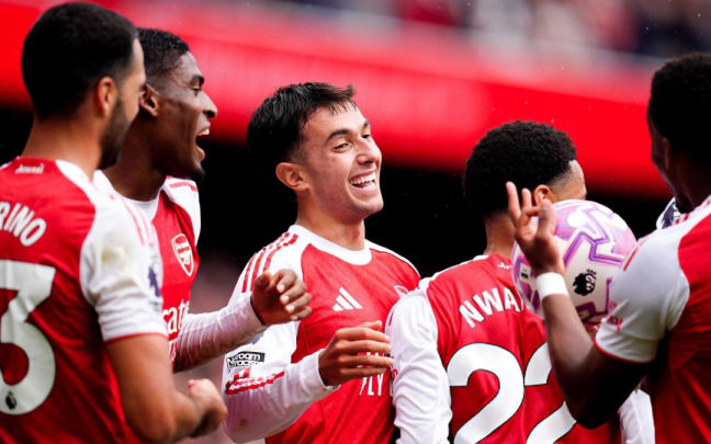 Varios jugadores del Arsenal festejando un tanto de Martin Zubimendi en el último encuentro de Premier League. Foto: AFC Pics vía X.
