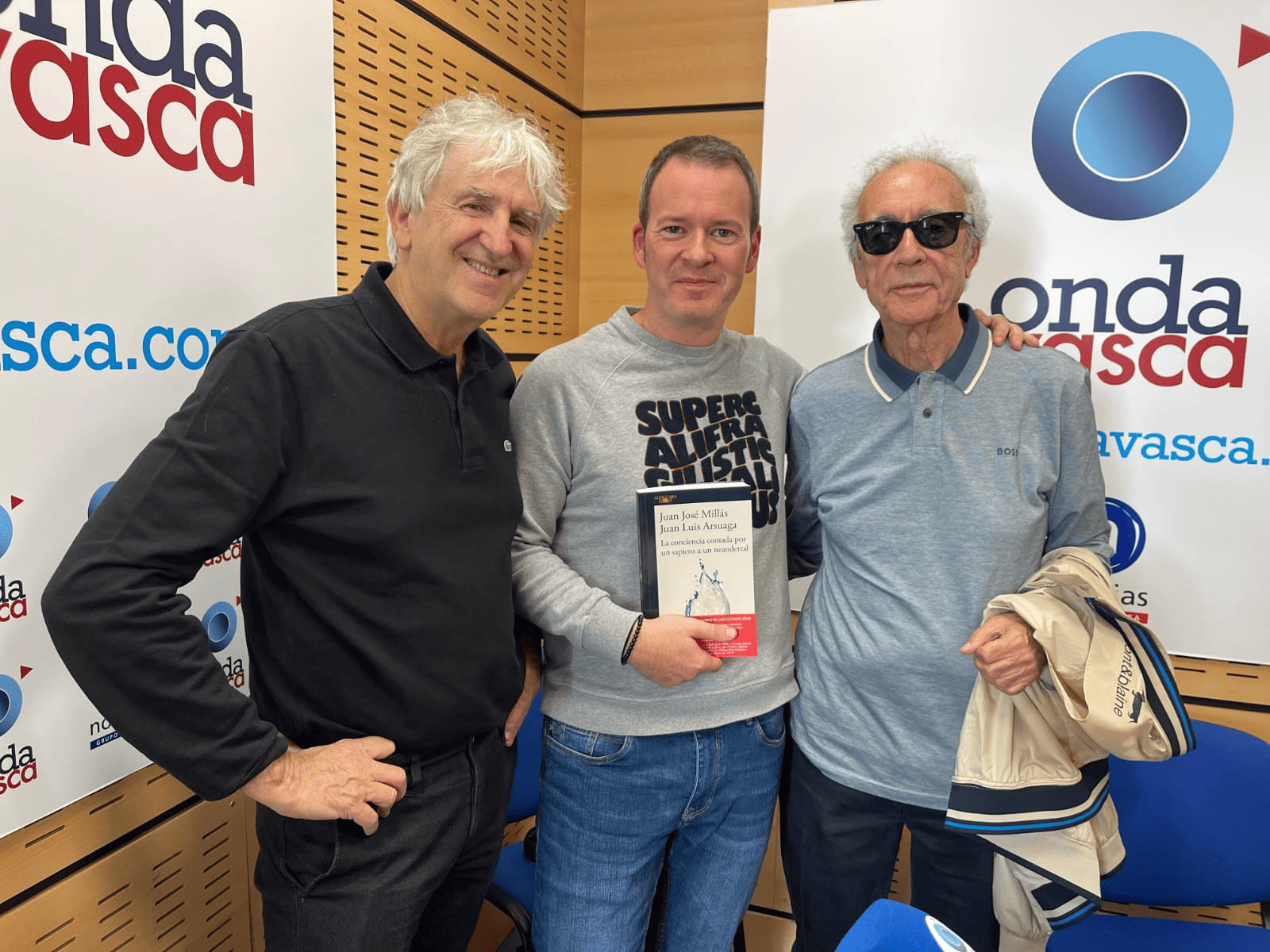 Juan Luis Arsuaga y Juan José Millás con Txema Gutiérrez en los estudios de ONDA VASCA
