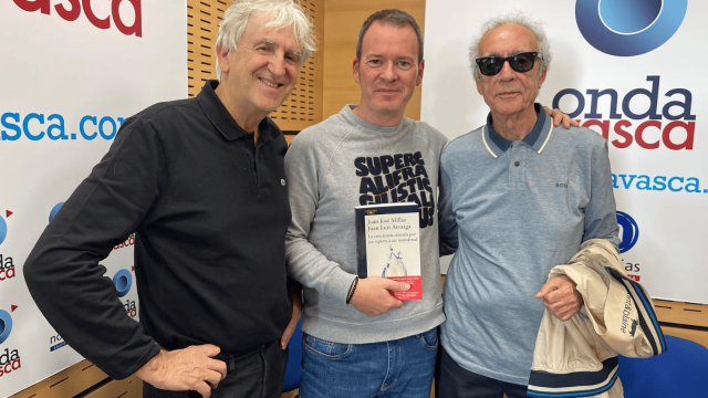 Juan Luis Arsuaga y Juan José Millás con Txema Gutiérrez en los estudios de ONDA VASCA