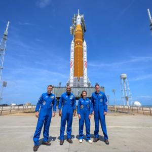 De izquierda a derecha: Reid Wiseman, comandante de Artemis II; Victor Glover, piloto de la misión, la especialista Christina Koch y el especialista Jeremy Hansen, de la Agencia Espacial Canadiense | Fuente: NASA