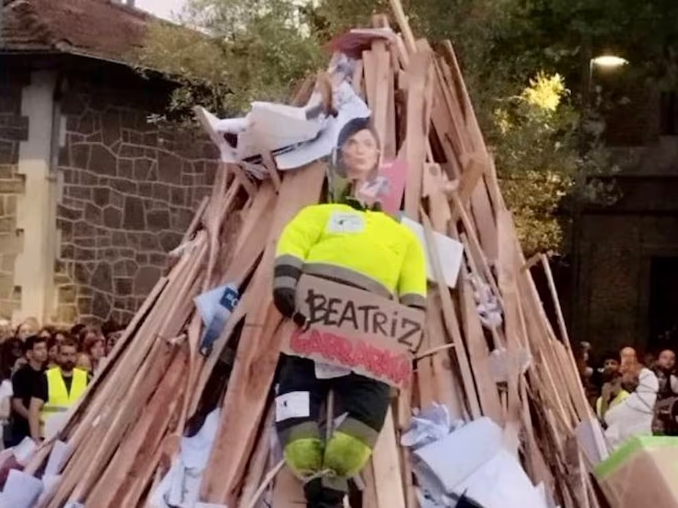 La figura que representaba a Beatriz Artolazabal, antes de ser quemada en la hoguera