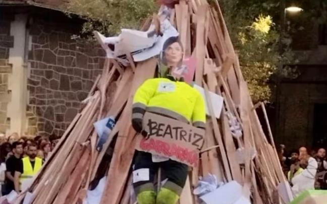 La figura que representaba a Beatriz Artolazabal, antes de ser quemada por encapuchados en la hoguera de Judimendi La figura que representaba a Beatriz Artolazabal, antes de ser quemada en la hoguera