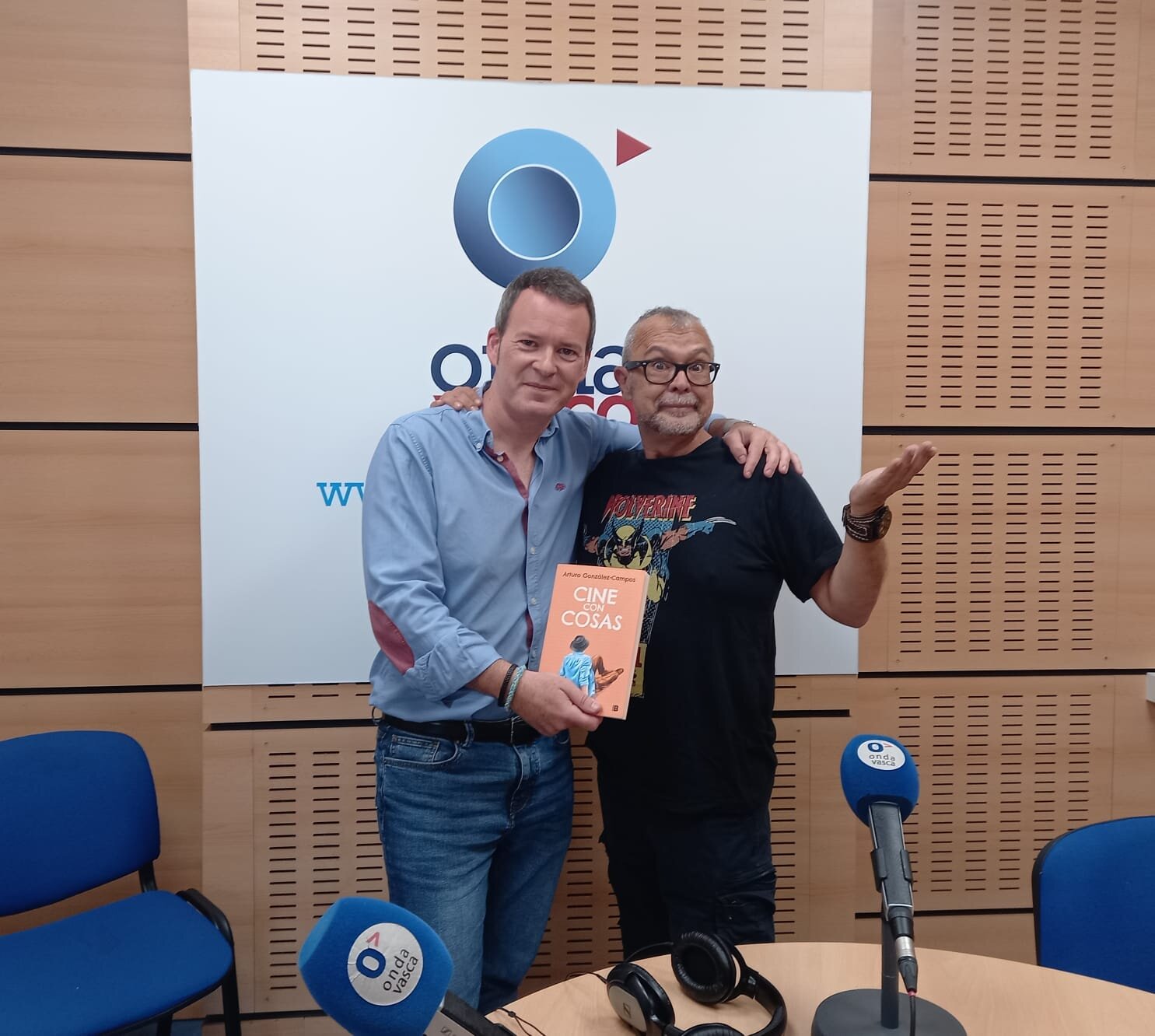 Arturo González Campos con Txema Gutiérrez en los estudios de ONDA VASCA