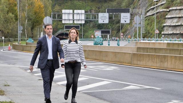 El diputado de Infraestructuras Imanol Pradales y la directora técnica de Interbiak Olatz Atxa