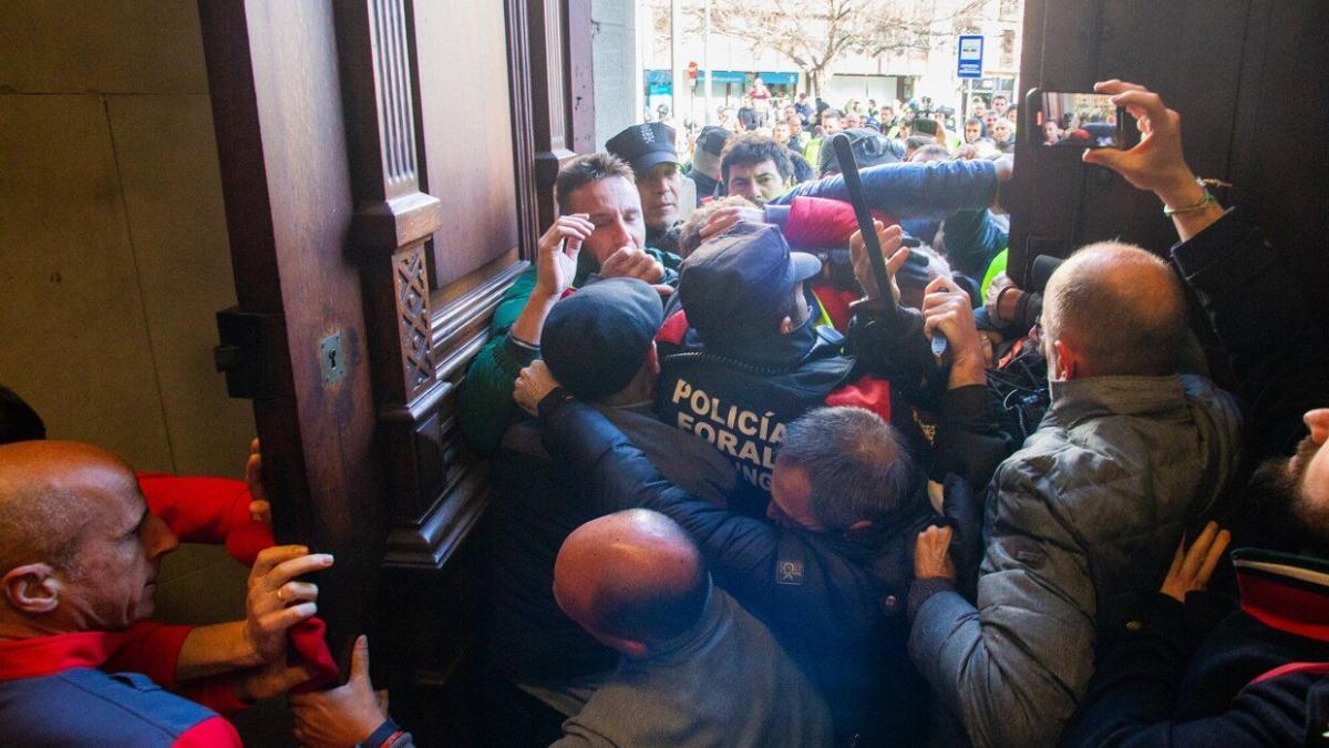 Protesta de agricultores y ganaderos a las puertas del Parlamento de Navarra e intento de asalto Patxi Cascante