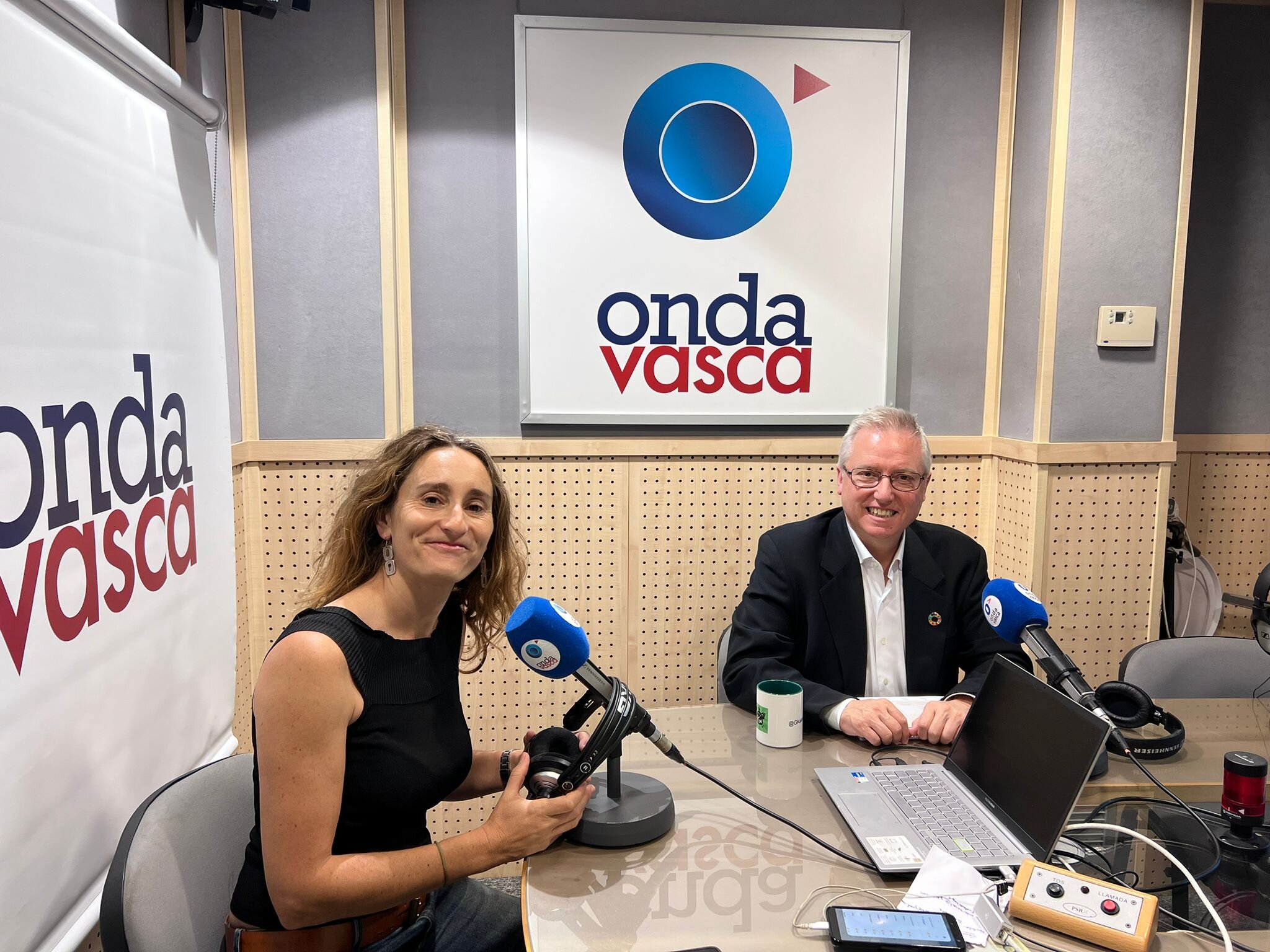 José Ignacio Asensio e Izaskun Suberbiola en los estudios de ONDA VASCA