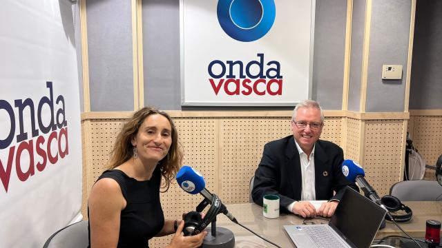 José Ignacio Asensio e Izaskun Suberbiola en los estudios de ONDA VASCA