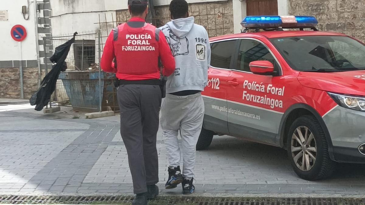 Uno de los detenidos, en traslado a la cárcel desde el juzgado de Aoiz. POLICÍA FORAL