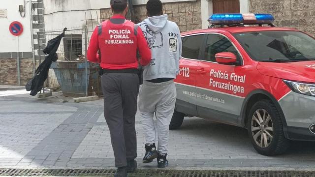 Uno de los detenidos, en traslado a la cárcel desde el juzgado de Aoiz. POLICÍA FORAL Uno de los detenidos, en traslado a la cárcel desde el juzgado de Aoiz. POLICÍA FORAL