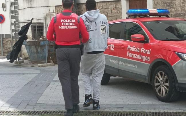 Uno de los detenidos, en traslado a la cárcel desde el juzgado de Aoiz. POLICÍA FORAL Uno de los detenidos, en traslado a la cárcel desde el juzgado de Aoiz. POLICÍA FORAL