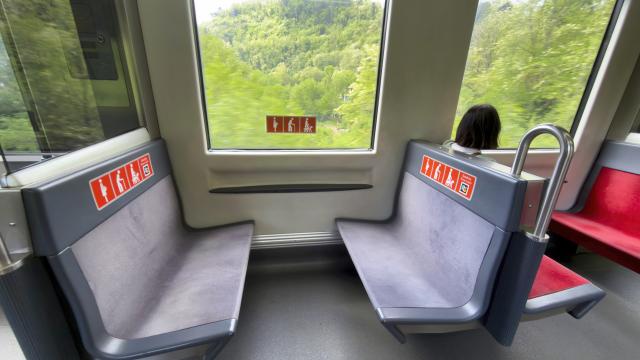  ampliación de número de asientos grises en las unidades de Metro Bilbao.