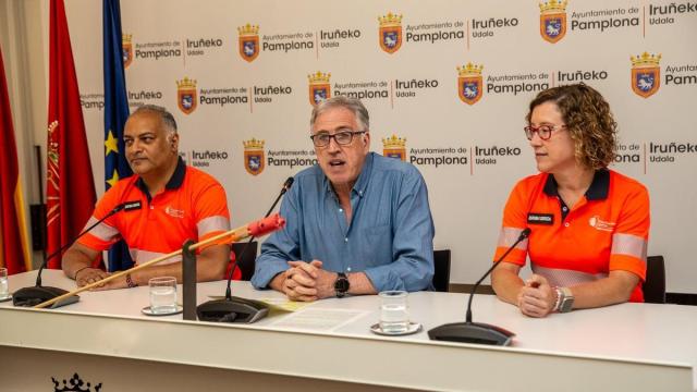 Clint Jean Louis Fernández y Miren Oscáriz, en representación de la Subdirección de Urgencias de Navarra, en la rueda de prensa con el alcalde Asiron. DNN