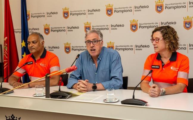 Clint Jean Louis Fernández y Miren Oscáriz, en representación de la Subdirección de Urgencias de Navarra, en la rueda de prensa con el alcalde Asiron. DNN