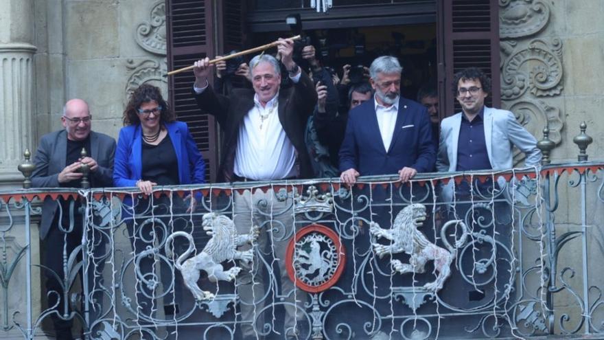 Asiron sale al balcón del Ayuntamiento de Pamplona tras ser investido alcalde. OSKAR MONTERO
