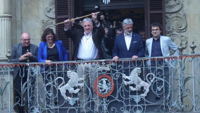 Asiron sale al balcón del Ayuntamiento de Pamplona tras ser investido alcalde. OSKAR MONTERO Asiron sale al balcón del Ayuntamiento de Pamplona tras ser investido alcalde. OSKAR MONTERO