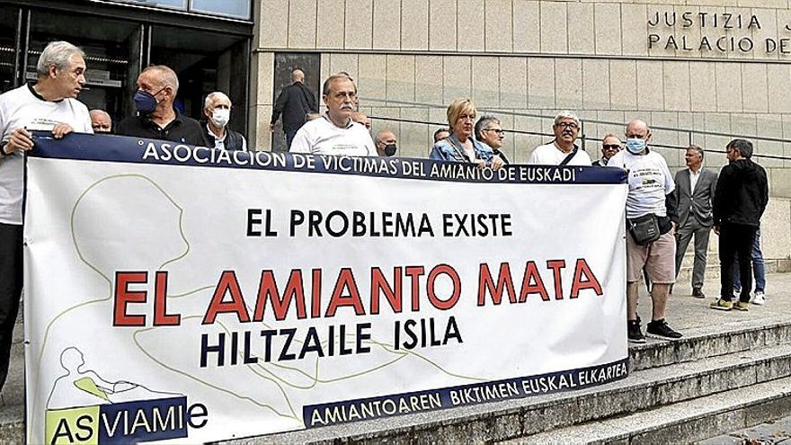Concentración de Asviamie ayer en Donostia | FOTO: JAVI COLMENERO