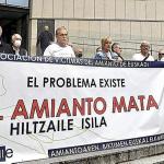 Concentración de Asviamie ayer en Donostia | FOTO: JAVI COLMENERO