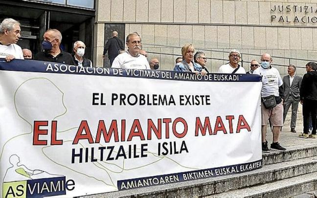 Concentración de Asviamie ayer en Donostia | FOTO: JAVI COLMENERO