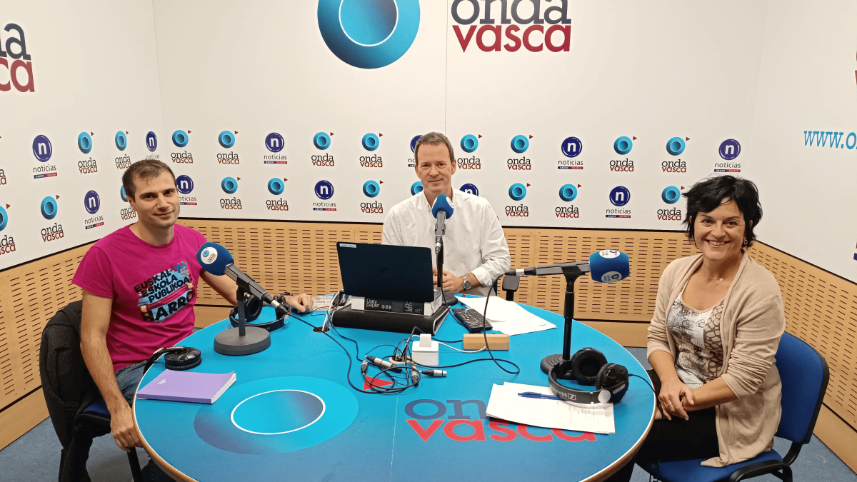 Rosa Añel y Gorka Maiz con Txema Gutiérrez en los estudios de ONDA VASCA