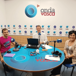 Rosa Añel y Gorka Maiz con Txema Gutiérrez en los estudios de ONDA VASCA