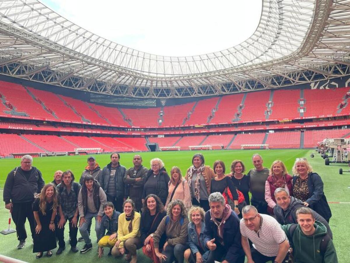 Athletic Club Fundazioa ha organizado un acto simbólico en San Mamés para crear conciencia sobre los trastornos relacionados con la salud mental | Foto: Irekia