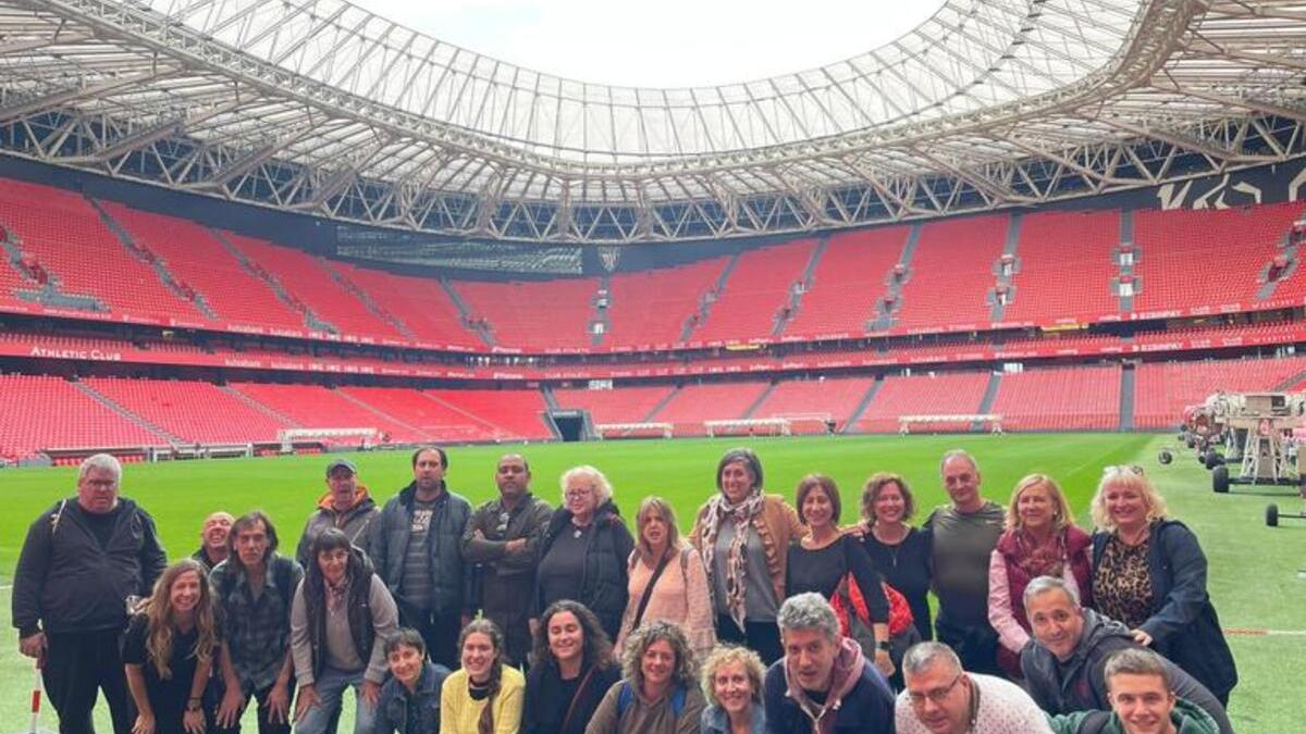 Athletic Club Fundazioa ha organizado un acto simbólico en San Mamés para crear conciencia sobre los trastornos relacionados con la salud mental | Foto: Irekia