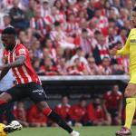 Iñaki Williams conduce un balón ante la presencia de Parejo / Athletic Club