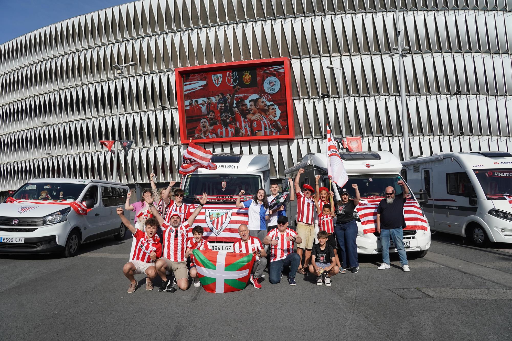 Athleticzales parten en caravana desde San Mamés rumbo a Sevilla para vivir la final de Copa. BORJA GUERRERO