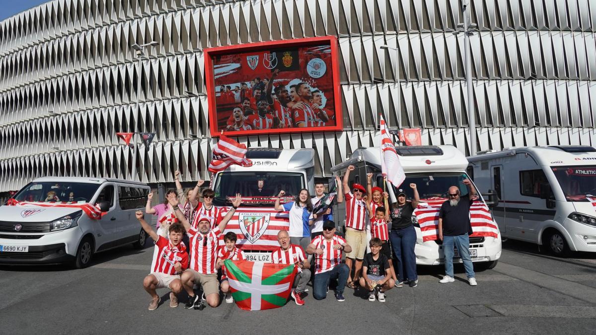 Athleticzales parten en caravana desde San Mamés rumbo a Sevilla para vivir la final de Copa. BORJA GUERRERO