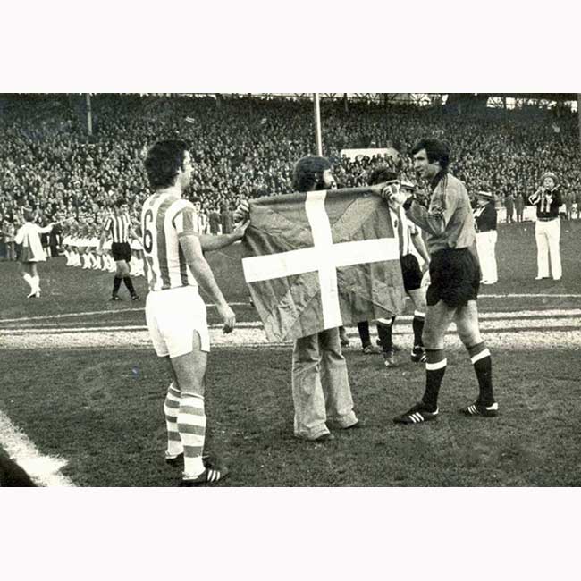 El 5 de diciembre de 1976 la Ikurriña reapareció públicamente en el estadio de Atotxa portada por José Ángel Iribar, capitán del Athletic Club, junto a Inaxio Kortabarria, capitán de la Real Sociedad, antes del inicio del encuentro.