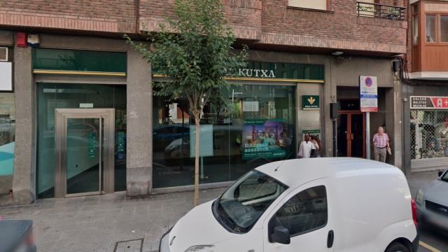 El incidente ha tenido lugar «en la sucursal de la Caja Rural de Navarra de la calle Iturriaga», detallan las mismas fuentes.