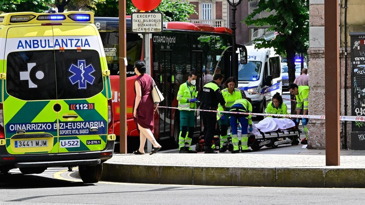 Hasta el lugar se han desplazado efectivos de la Policía Municipal de Bilbao y los servicios sanitarios. Oskar González