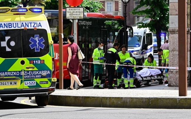 Hasta el lugar se han desplazado efectivos de la Policía Municipal de Bilbao y los servicios sanitarios. Oskar González