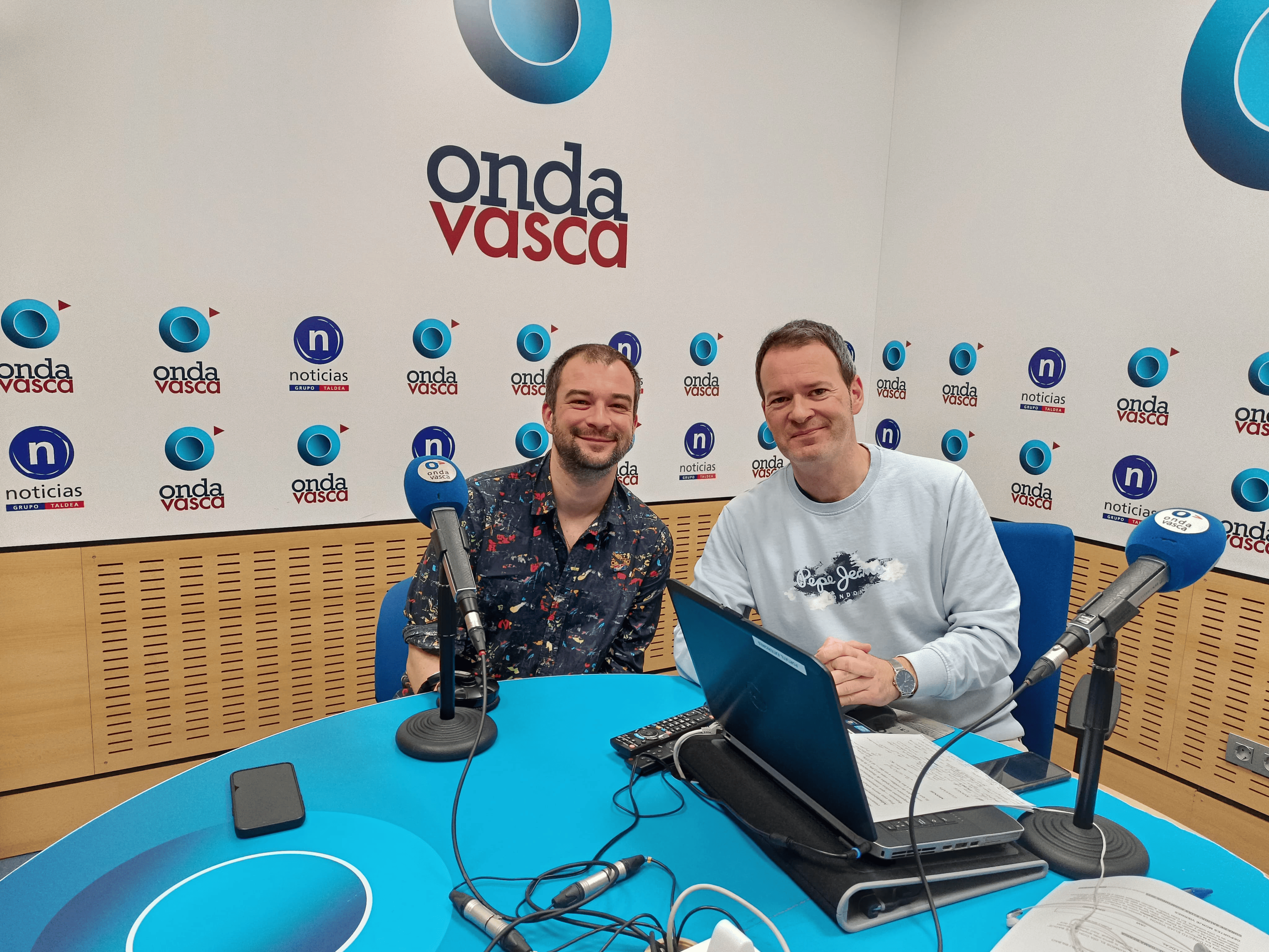 Aure Cabarcos con Txema Gutiérrez en los estudios de ONDA VASCA