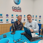 Aure Cabarcos con Txema Gutiérrez en los estudios de ONDA VASCA