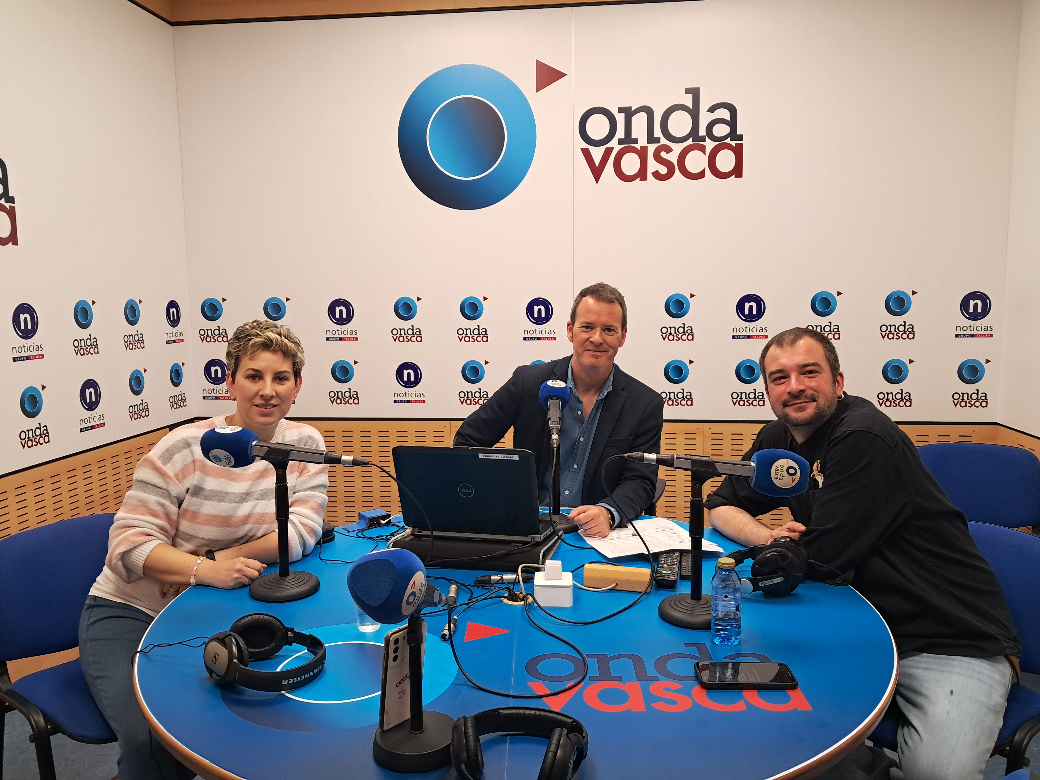Aure Cabarcos y Sandra Martin con Txema Gutiérrez en los estudios de ONDA VASCA