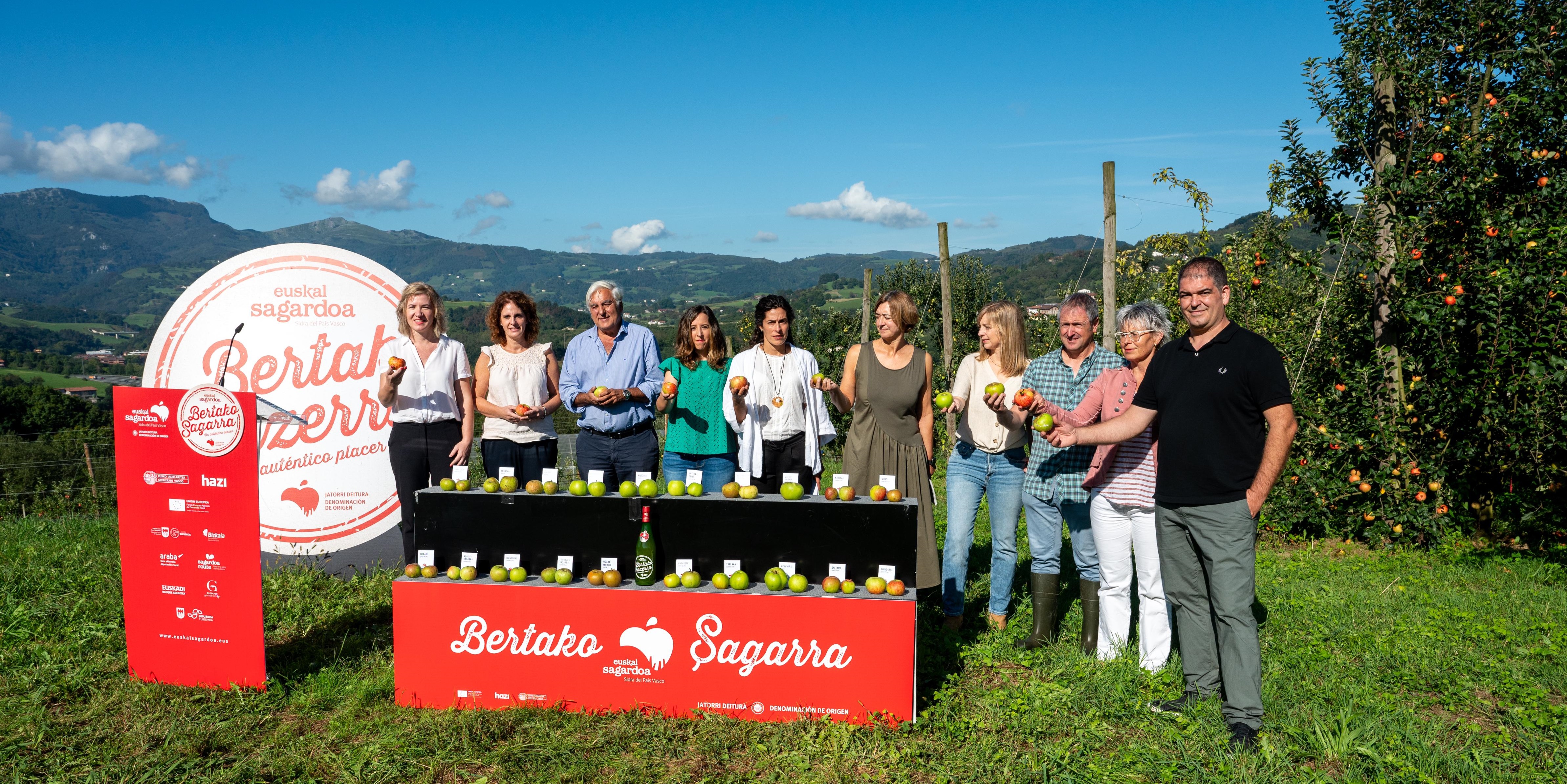Presentación de la cosecha de Euskal Sagardoa, esta mañana, en el manzanal Otalarrea de Villabona
