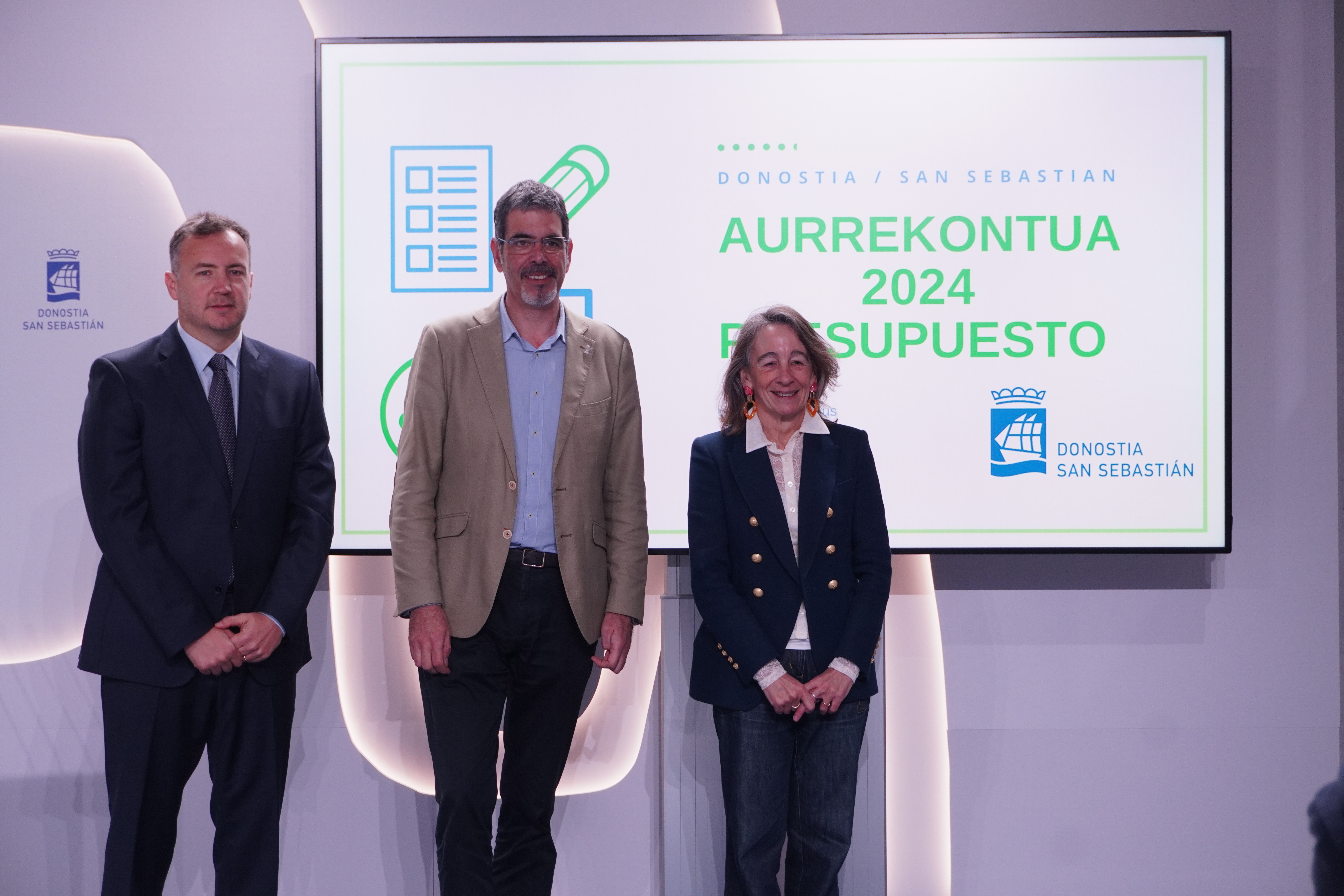 Kerman Orbegozo, Eneko Goia y Marisol Garmendia durante la presentación, esta mañana, del proyecto de presupuestos 2024 de Donostia