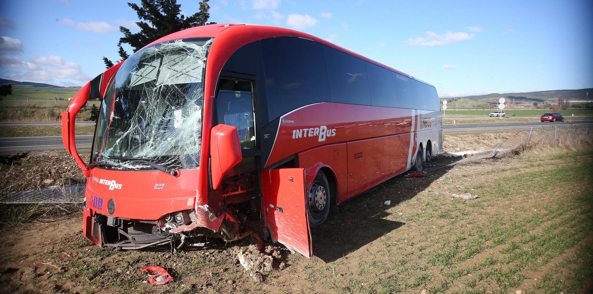 Imágenes del accidente en el que 14 personas han resultado heridas en un accidente de autobús Javier Bergasa