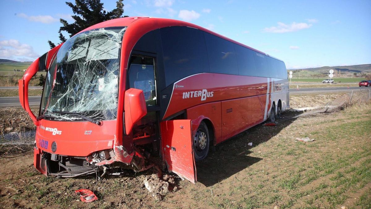 Imágenes del accidente en el que 14 personas han resultado heridas en un accidente de autobús Javier Bergasa