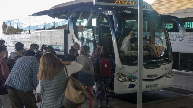 Autobus de la línea de Vitoria a Bilbao. Alex Larretxi