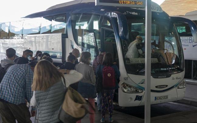 Autobus de la línea de Vitoria a Bilbao. Alex Larretxi