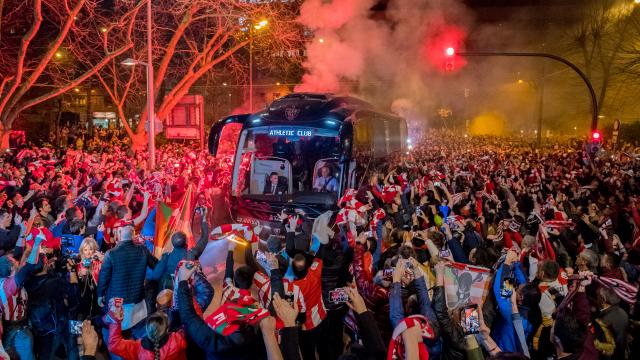 Imagen de un recibimiento al autobús del Athletic / Athletic Club