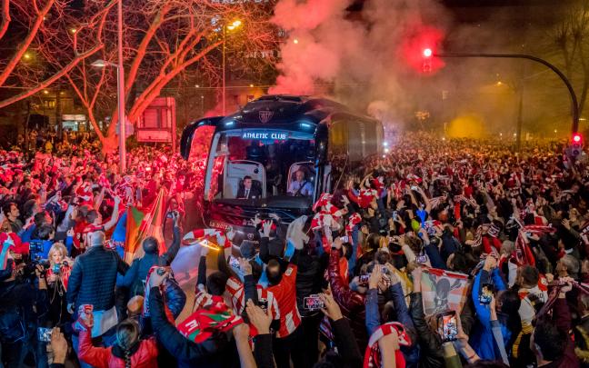 Imagen de un recibimiento al autobús del Athletic / Athletic Club
