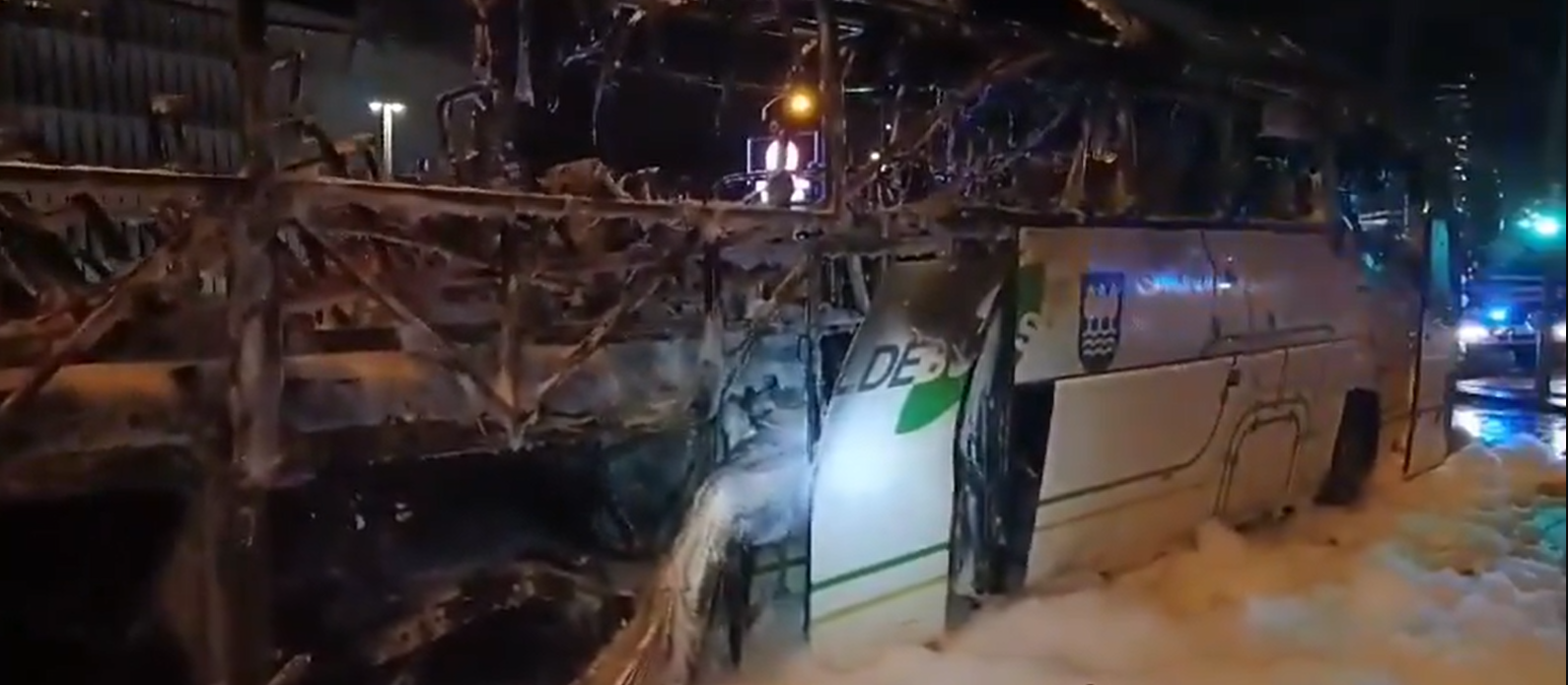 Autobús incendiado en San Mamés. FOTO DEL PFERIL DE X DE LOS BOMBEROS DE BILBAO 