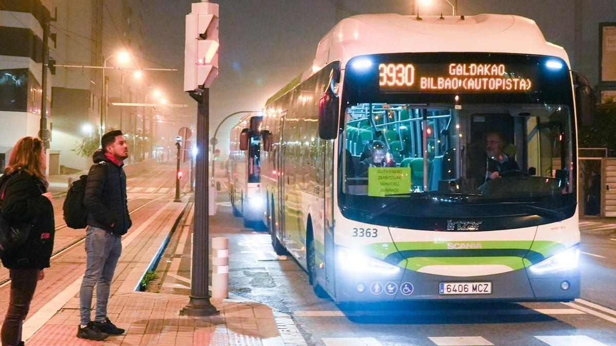 Una unidad de Bizkaibus que forma parte de los servicios mínimos circula hoy por Bilbao. José Mari Martínez