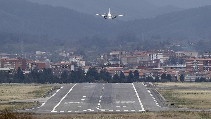 Imagen de archivo de un avión aterrizando en las pistas de Loiu | Borja Guerrero, Deia